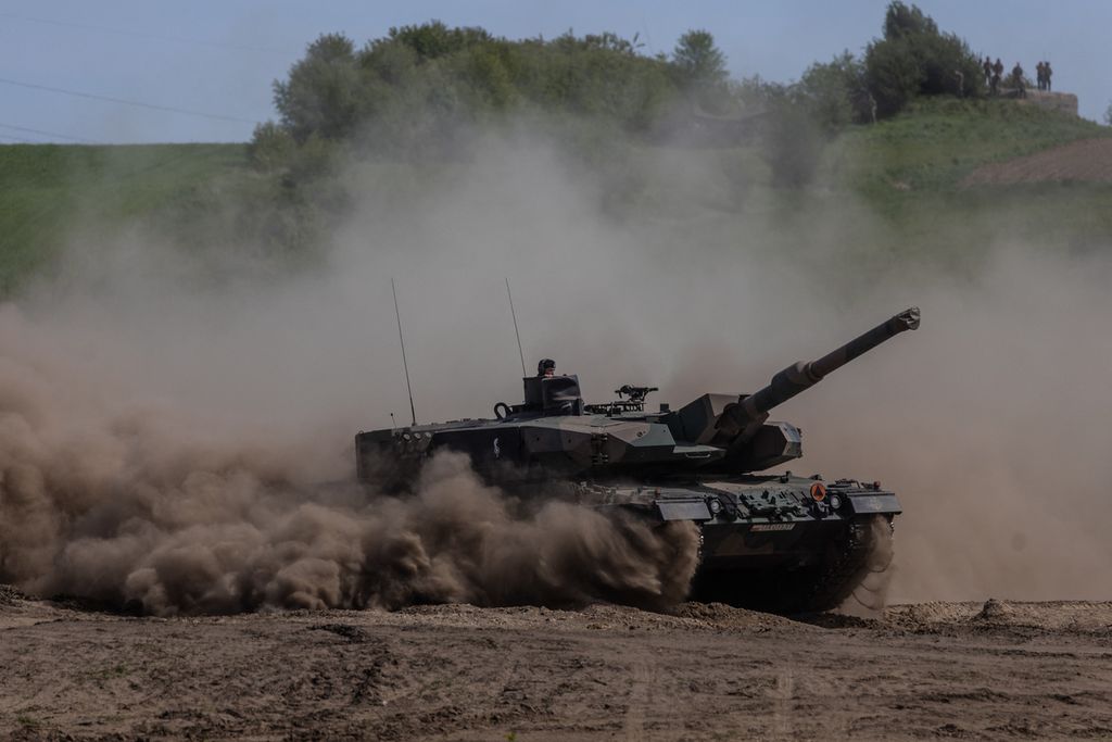 Tank Leopard 2 milik Polandia dalam latihan pada Mei 2022 di Poland. Jerman, pembuat Leopard, menyetujui tank itu dikirimkan ke Ukraina.