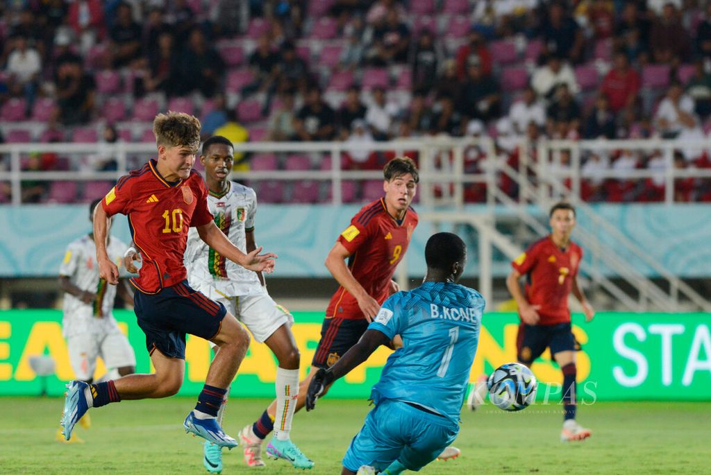 Aksi pemain Spanyol, Juan Hernandez, saat menciptakan gol ke gawang Mali pada laga Piala Dunia U-17 2023 di Stadion Manahan, Kota Surakarta, Senin (13/11/2023). Pada laga tersebut, Spanyol menang, 1-0.