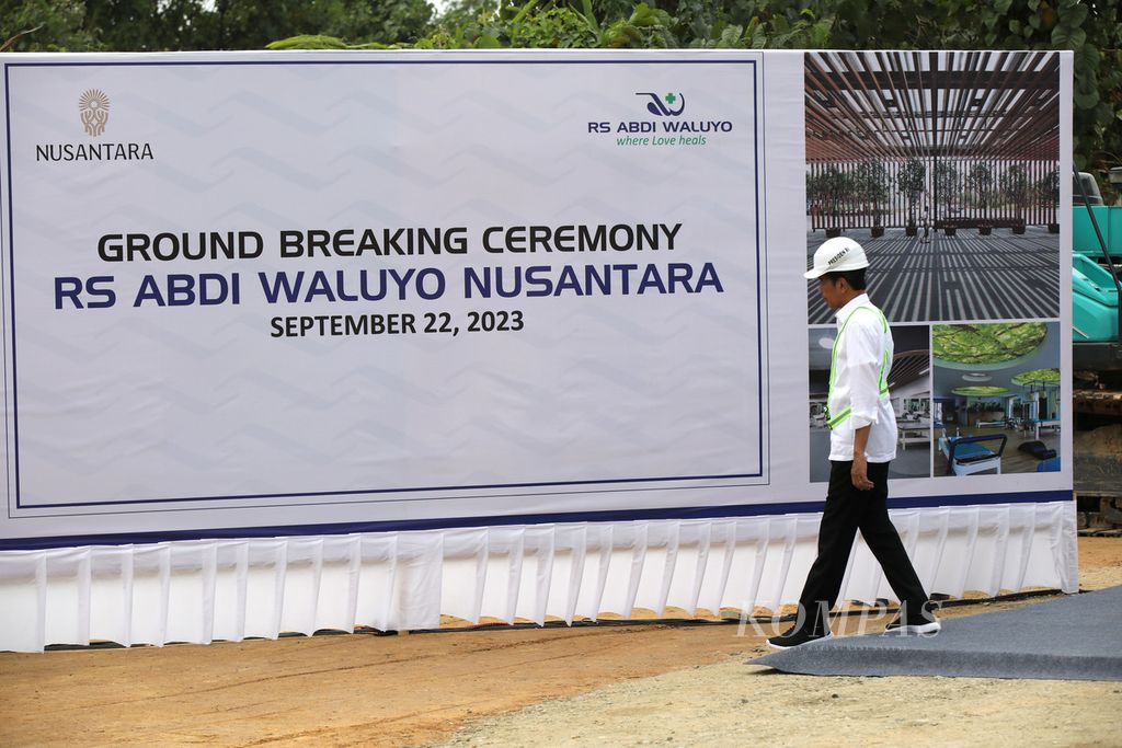 Presiden Joko Widodo seusai peletakan batu pertama dimulainya pembangunan Rumah Sakit Abdi Waluyo di Ibu Kota Nusantara (IKN), Penajam Paser Utara, Kalimantan Timur, Jumat (22/9/2023). Ini menjadi rumah sakit pertama yang dibangun di IKN. Investasi rumah sakit ini sekitar Rp 2 triliun. 