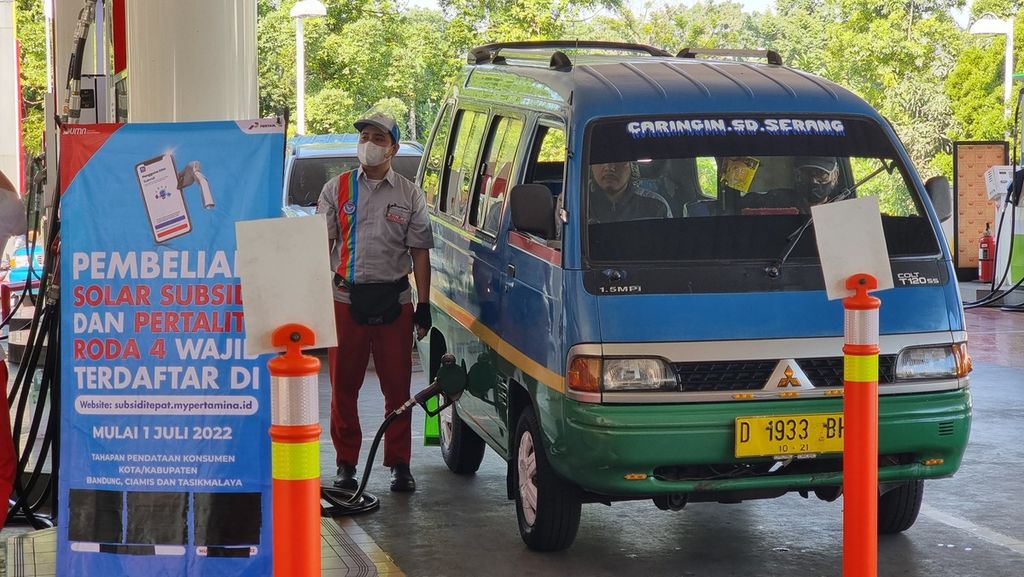 Salah satu angkutan umum mengisi bahan bakar pertalite di Stasiun Pengisian Bahan Bakar Umum di Jalan Ir H Juanda, Kota Bandung, Jawa Barat, Jumat (1/7/2022). Sejumlah pengemudi angkutan umum mengaku kesulitan mendapatkan bahan bakar bersubsidi tersebut.