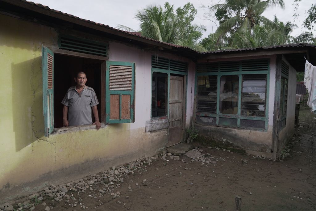 Amzaliadi (51) Korban Banjir Tapan desember 2021 di rumahnya, Nagari Kampung Tengah Tapan, Pesisir Selatan, Sumatera Barat, Sabtu (7/5/2022).