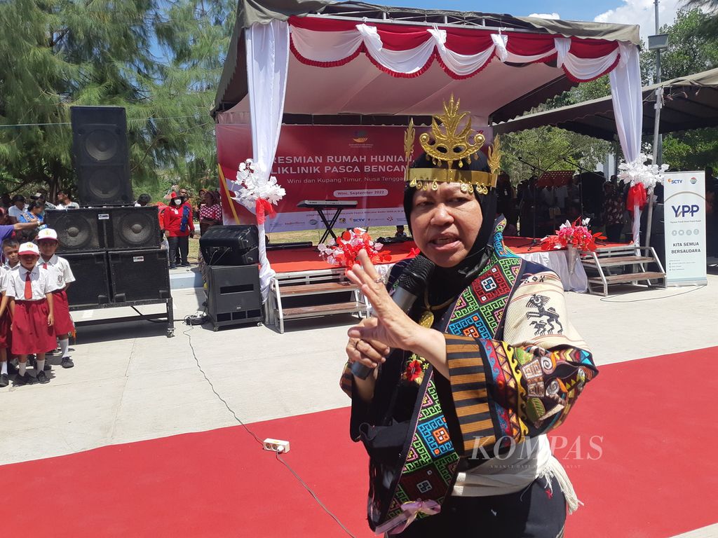 Menteri Sosial Tri Rismaharini mengenakan kain adat suku Timor di Desa Humusu Wini, Kabupaten Timor Tengah Utara, Nusa Tenggara Timur, Sabtu (17/9/2022).