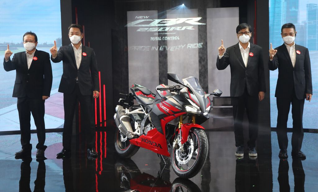 Dari kiri: Marketing Director PT Astra Honda Motor (AHM) Thomas Wijaya, President Director AHM Keiichi Yasuda, Executive Vice President Director AHM Johannes Loman, dan Marketing Director AHM Tetsuya Komine dalam sesi foto saat peluncuran New CBR250RR di Plant AHM Karawang, Jawa Barat, Senin (19/9/2022). 