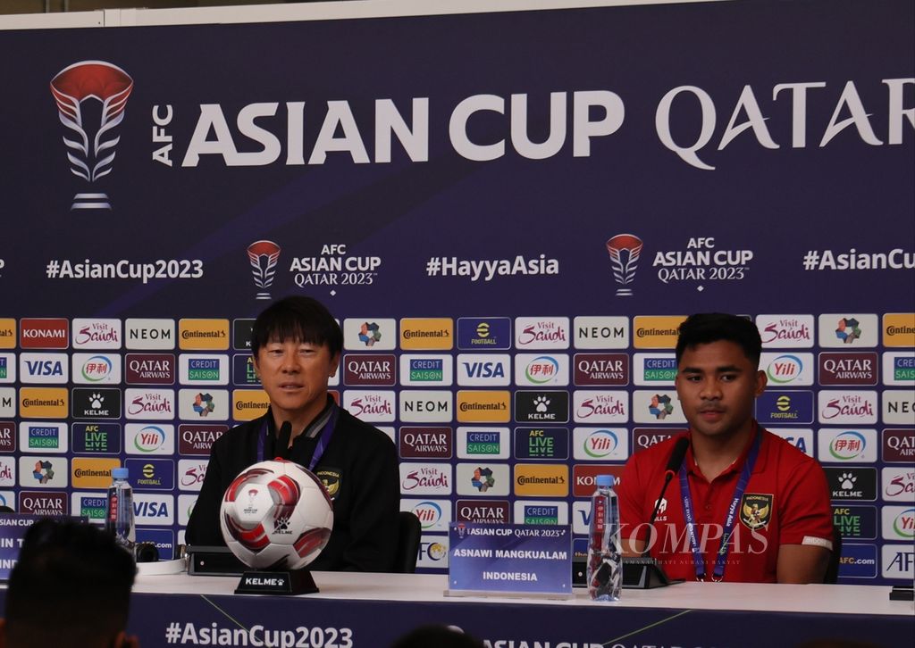 Pelatih Indonesia Shin Tae-yong dan kapten tim, Asnawi Mangkualam, saat konferensi pers jelang laga melawan Irak di Main Media Center Piala Asia 2023 di Doha, Qatar, Minggu (14/1/2024). Indonesia akan bertemu Irak pada laga Grup D di Stadion Ahmed bin Ali, Senin (15/2/2024).
