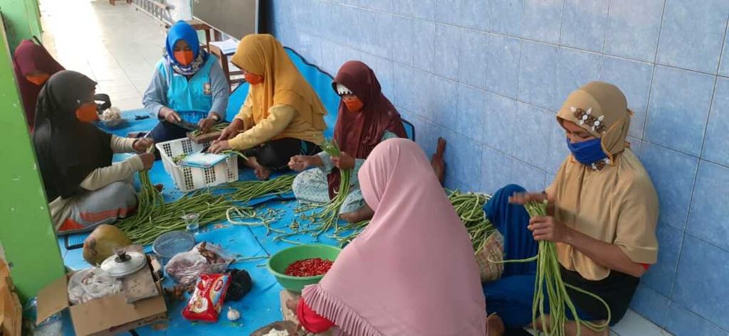 Para ibu bekerja sama memasak di dapur pengungsian korban banjir di Kabupaten Kebumen, Jawa Tengah, Rabu (28/10/2020).