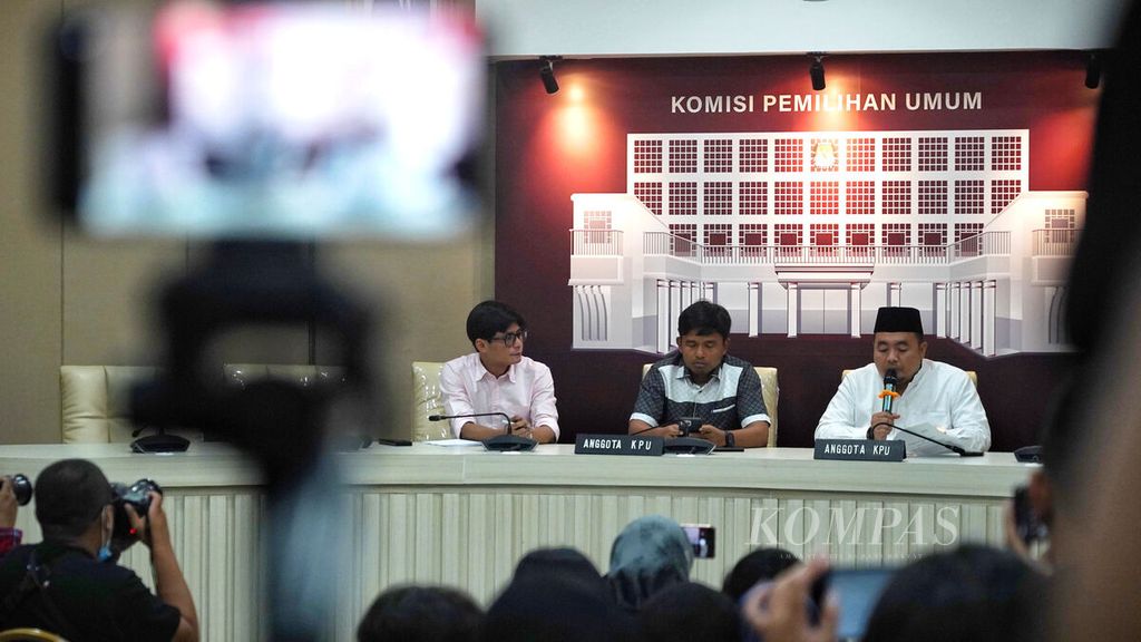 Tiga anggota Komisi Pemilihan Umum, August Melasz, Idham Kholik, dan Mochammad Afifuddin (dari kiri ke kanan), saat menggelar konferensi pers di Kantor Komisi Pemilihan Umum (KPU), Jakarta, terkait putusan Badan Pengawas Pemilu (Bawaslu) atas gugatan Partai Rakyat Adil Makmur (Prima), Jumat (24/3/2023).