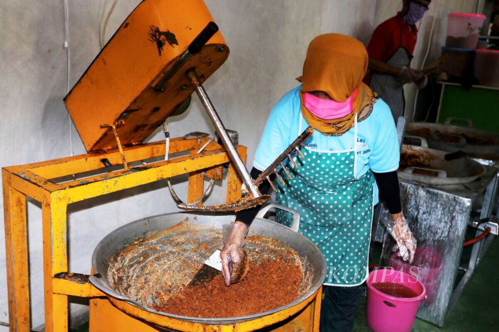 Seorang pekerja menangani proses akhir pembuatan minuman serbat jahe, setelah bahan baku dipanaskan di atas kompor. Minggu (6/6/2020)., di Dusun Lonserang, Desa Langko. Kecamatan Lingsar. Lombok Barat. Nusa Tenggara Barat. 