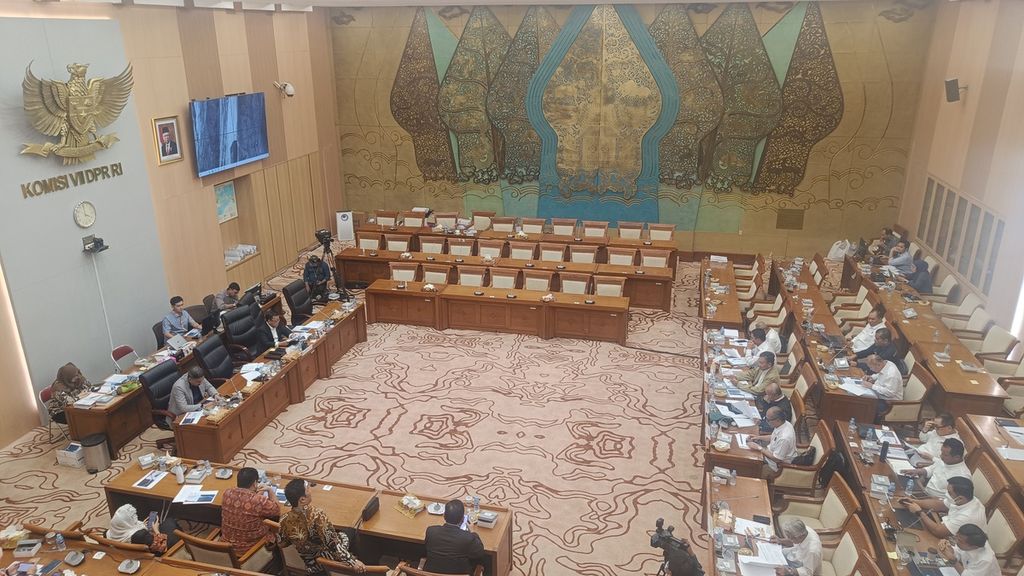 Suasana rapat kerja Komisi VII DPR dengan Menteri Energi dan Sumber Daya Mineral (ESDM) Arifin Tasrif di Kompleks Parlemen, Jakarta, Selasa (13/6/2023). Sebagian besar anggota Komisi VII DPR mencecar esensi dari Peraturan Pemerintah Nomor 26 Tahun 2023.