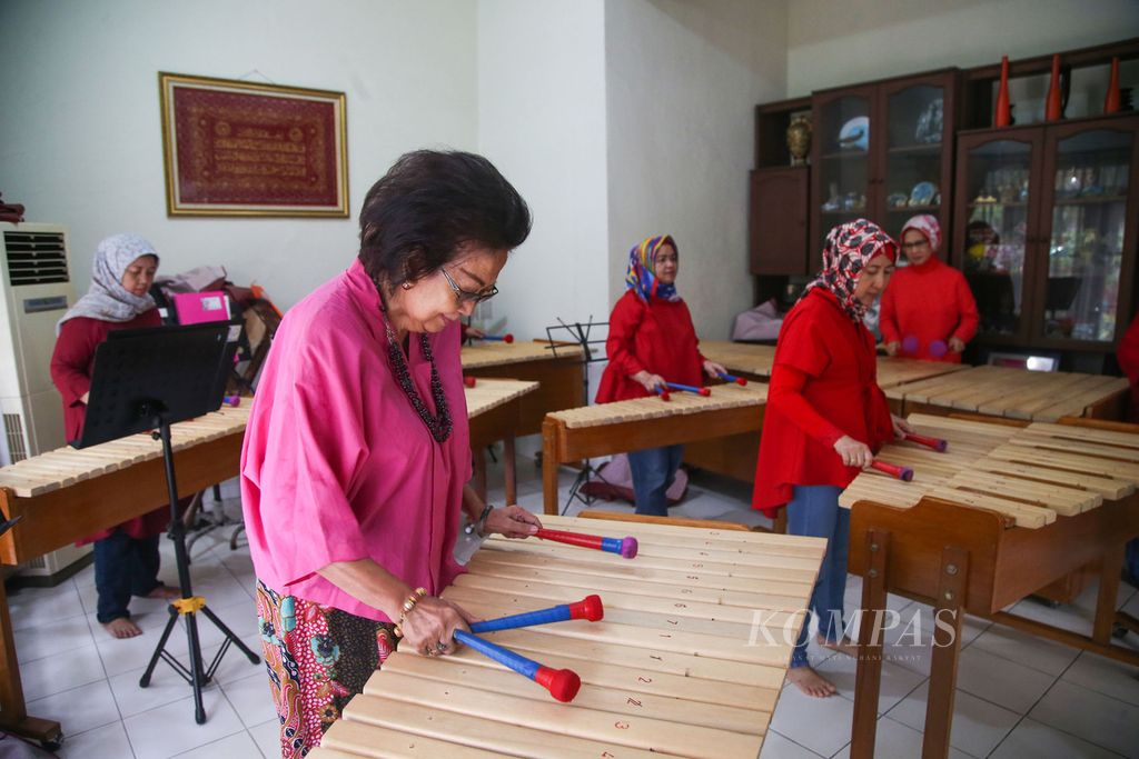 Anggota klub musik kolintang Bapontar Ladies berlatih rutin di kawasan Menteng Dalam, Jakarta, Jumat (14/2/2020). Menekuni kesenian daerah seperti kolintang kini menjadi fenomena baru masyarakat urban.