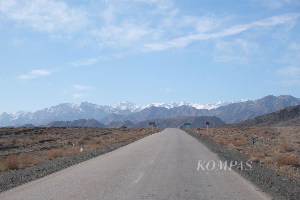  Perjalanan menuju Desa Abyaneh dari kota Kashan, Iran, 4 Februari 2023. Jalan menuju desa tersebut akan melalui kawasan pengembangan nuklir di Natanz. Menjelang kawasan tersebut dilarang memotret apa pun. 