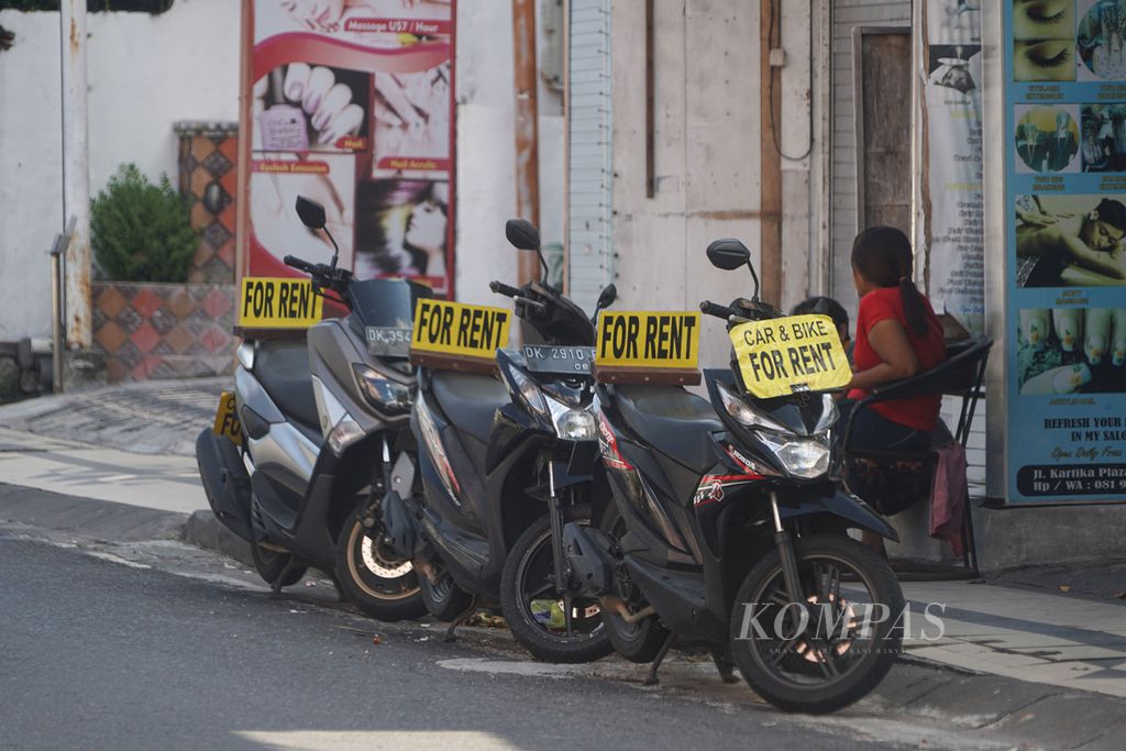 Sepeda motor untuk disewakan dipajang di pinggir Jalan Kartika Plaza, Kuta, Bali, 15 Oktober 2021. 