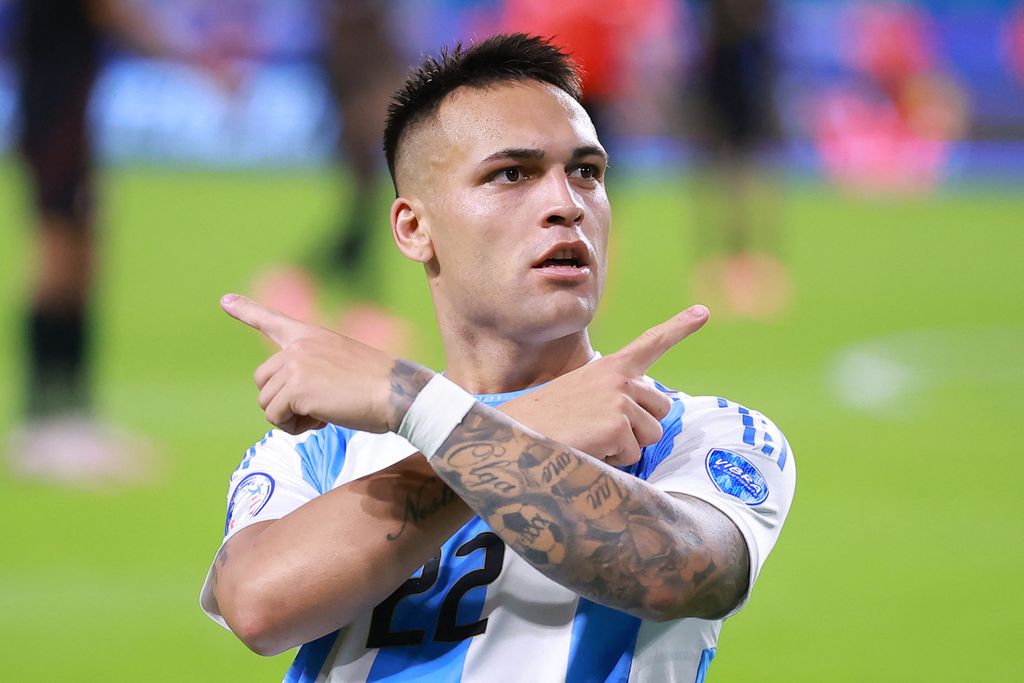 Striker Argentina, Lautaro Martinez, merayakan gol pertama ke gawang Peru pada laga Grup A Copa America 2024 di Miami Gardens, Florida, Minggu (30/6/2024) pagi WIB. 