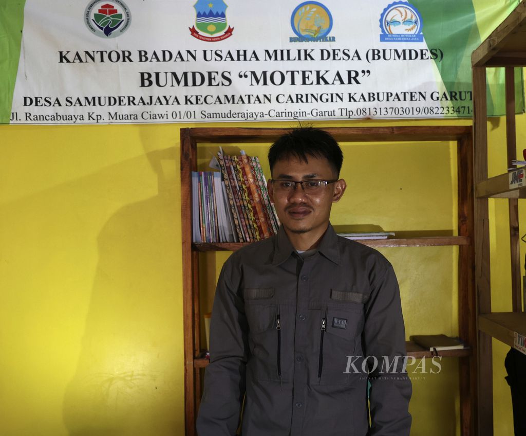 Jois Harsa, Direktur Bumdes Motekar di Desa Samudera Jaya, Kecamatan Caringin, Kabupaten Garut, Jawa Barat.