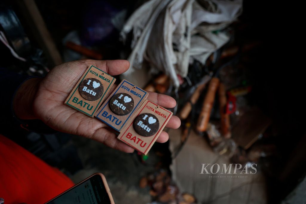 Hiasan berupa gantungan kunci sebagai suvenir sebuah tempat wisata yang dibuat perajin di Desa Pucang, Kecamatan Secang, Kabupaten Magelang, Jawa Tengah, Rabu (14/12/2022). 