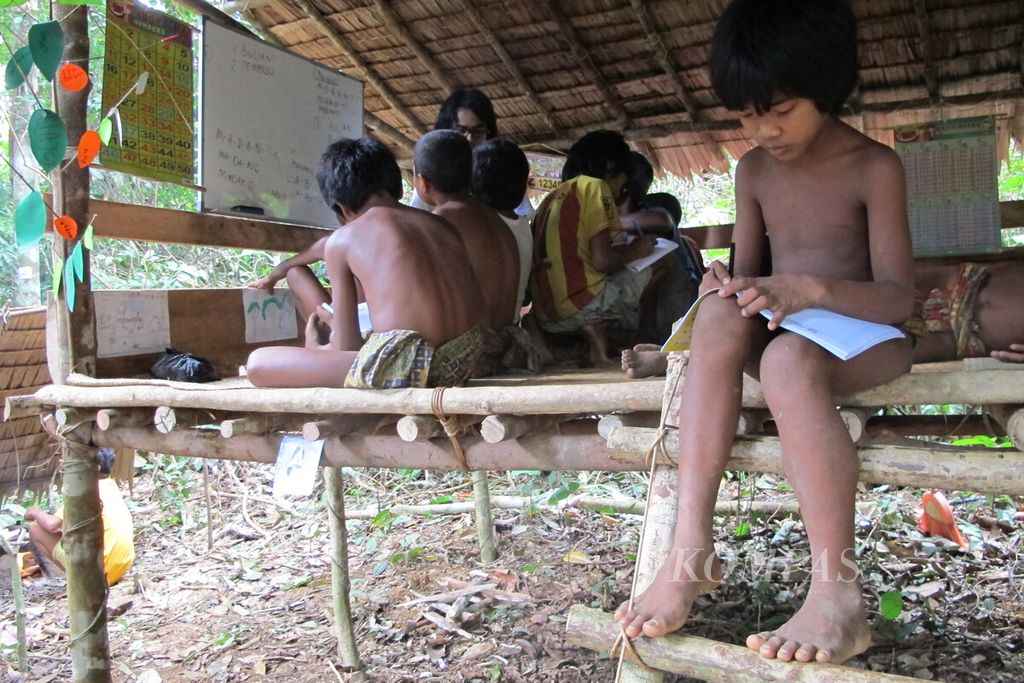 Maknun mengajari siswanya membaca dan berhitung di Taman Nasional Bukit Duabelas, Sarolangun, Jambi. Sekolah rimba dijalankan sejumlah guru demi mengawal pendidikan yang adaptif.
