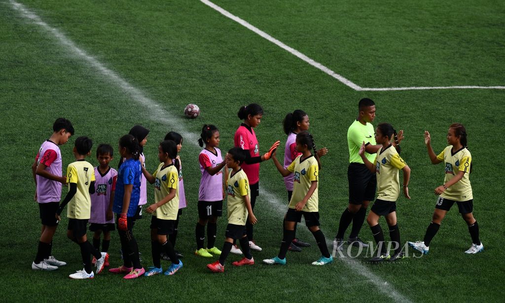 Para pemain bersalaman sebelum pertandingan dalam hari pertama MilkLife Soccer Challenge 2023 Batch 3 yang berlangsung di Stadion Supersoccer Arena, Kudus, Jawa Tengah, Jumat (15/12/2023). 