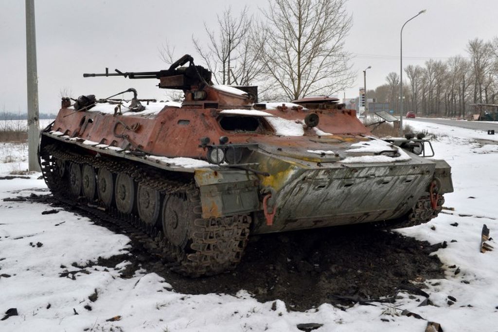 Sebuah kendaraan militer Rusia yang hancur terlihat di pinggir jalan di pinggiran Kharkiv, Ukraina, 26 Februari 2022, setelah invasi Rusia ke Ukraina.