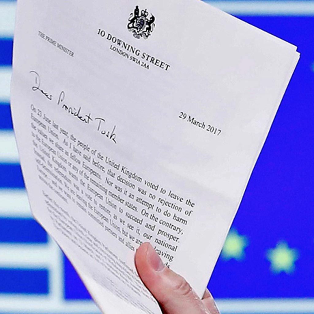 Presiden Dewan Eropa  Donald Tusk memperlihatkan surat dari Perdana Menteri Inggris Theresa May yang diantarkan oleh Duta Besar Inggris untuk Uni Eropa Tim Barrow di Brussels, Belgia, 29 Maret. Surat itu berisi niat Inggris untuk secara resmi meninggalkan UE, dengan mengaktifkan Pasal 50 Traktat Lisabon yang berisi ketentuan untuk keluar dari UE.
