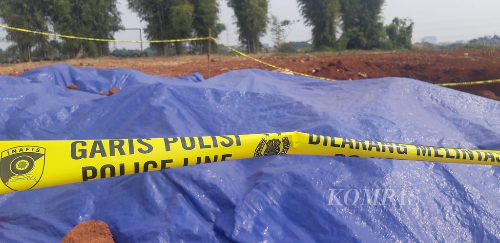 Lokasi dugaan penguburan sembako bantuan sosial, di Kelurahan Tirtajaya, Kecamatan Sukmajaya, Depok, Jawa Barat, tertutup terpal dan dibatasi garis polisi, Rabu (3/8/2022).