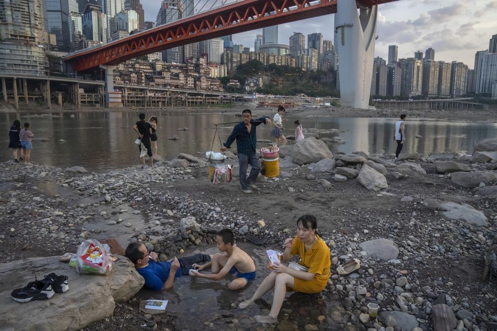 Suasana tepian Sungai Jialing, anak Sungai Yangtze, di kota Chongqing, China barat daya, Agustus 2022. 
