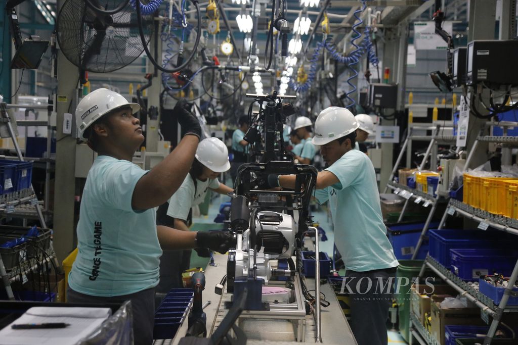 Pekerja merakit motor listrik Alva di Alva Manufacturing Facility, Cikarang, Bekasi, Jawa Barat, 20 September 2023. 