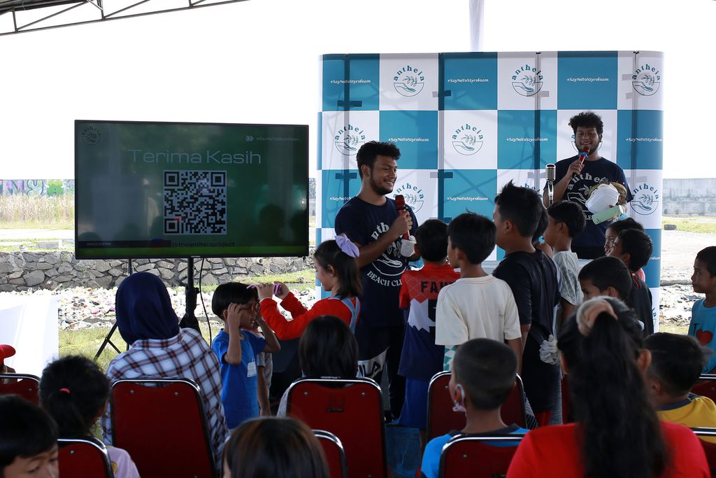 Anak-anak mendengarkan dongeng dari tim panitia acara Antheia Beach Clean Up Vol. 4 #SayNoToStyrofoam di Kampung Muara Baru, Penjaringan, Jakarta Utara, Sabtu (03/12/2022).