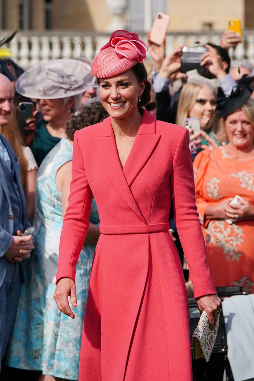  Duchess of Cambridge Catherine tersenyum menyapa para tamu di acara Royal Garden Party di Istana Buckingham, London, Rabu (18/5/2022).  
