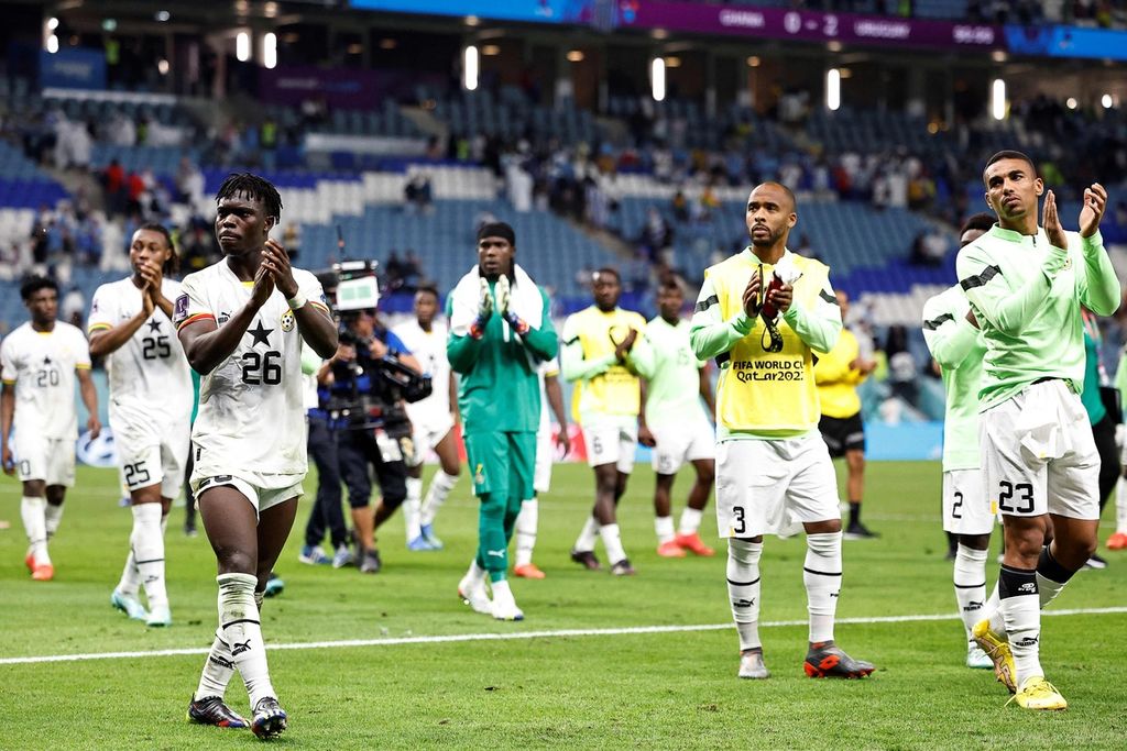 Pemain Ghana seusai laga penyisihan Grup H yang berakhir dengan kekalahan 0-2 dari Uruguay di Piala Dunia Qatar di Stadion Al Janoub, Al Wakrah, Jumat (2/12/2022). Ghana tak lolos ke fase gugur tetapi juga menahan Uruguay melaju ke babak selanjutnya.