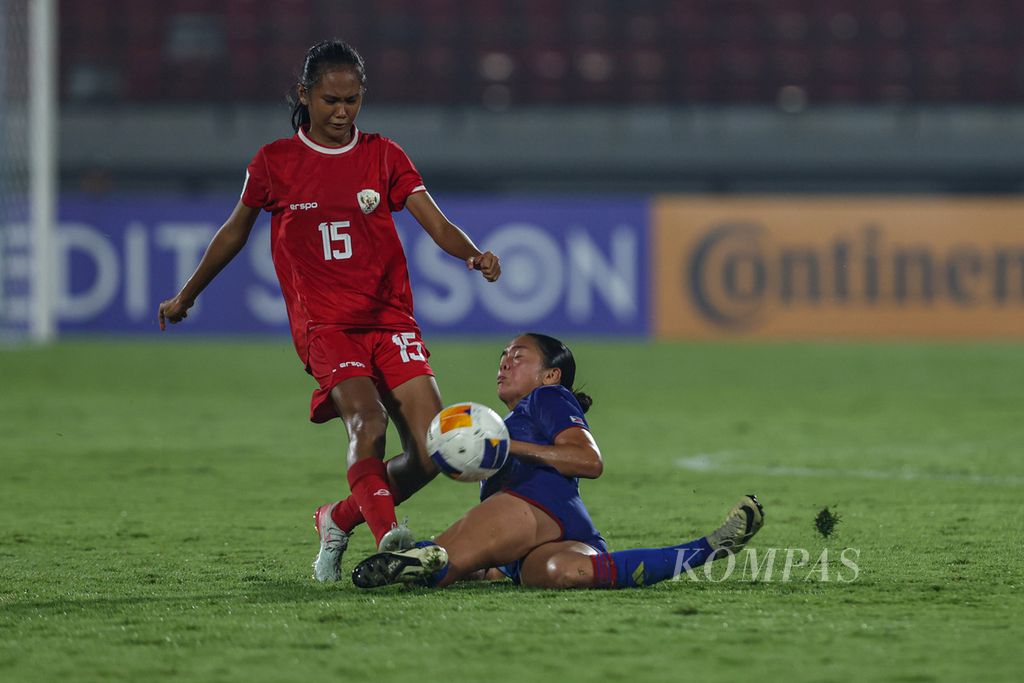 Indonesian women's U-17 team player, Kikka Putri (left), tries to pass Filipina's U-17 women's team player, Aiselyn Sia, during the Group A match of the 2024 Women's U-17 Asia Cup at Captain I Wayan Dipta Gianyar Stadium in Bali on Monday (6/5/2024). The Indonesian women's team had to admit the superiority of the Filipina U-17 women's team with a crushing score of 1-6.