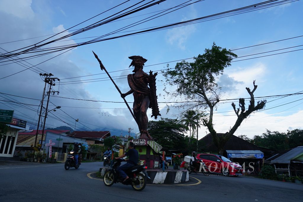 Patung Bogani, salah satu ikon Kotamobagu, Sulawesi Utara, yang terletak di perbatasan antara Kelurahan Kotabangon dan Kotamobaagu, 6 Mei 2021.