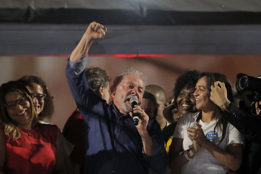 Presiden terpilih Brasil Luiz Inacio Lula da Silva dari Partai Pekerja berhaluan kiri menyampaikan pidato kemenangan di hadapan pendukungnya di Paulista Avenue setelah memenangi pilpres putaran kedua di Sao Paulo, 30 Oktober 2022.  