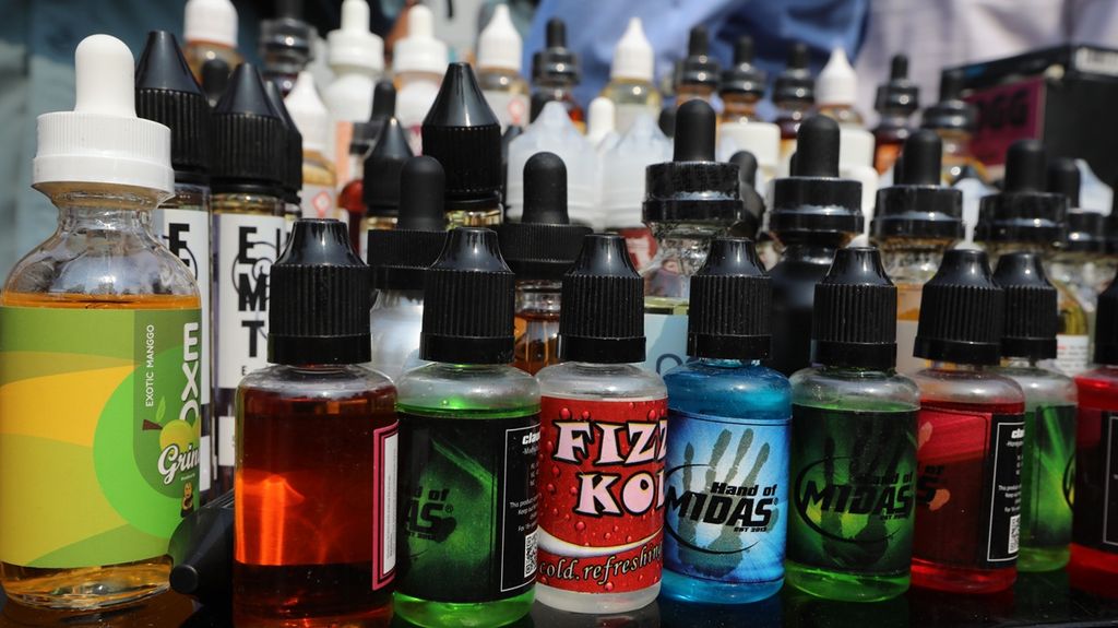 A number of pieces of evidence of vaping liquid resulting from action against excise goods were released at the office of the Directorate General of Customs and Excise, Rawamangun, Jakarta, Friday (25/10/2019). The prosecution succeeded in securing evidence without excise stamps in the form of 8,084,260 cigarettes, 37,180 e-cigarettes, 21,650 grams of sliced ​​tobacco, 2,700 cigars, 228 bottles of liquor, 2,000 essences and imported tobacco extracts, cartridges, along with < i>devices </i>various brands, <i>heatsticks devices</i>, and proof of transactions.