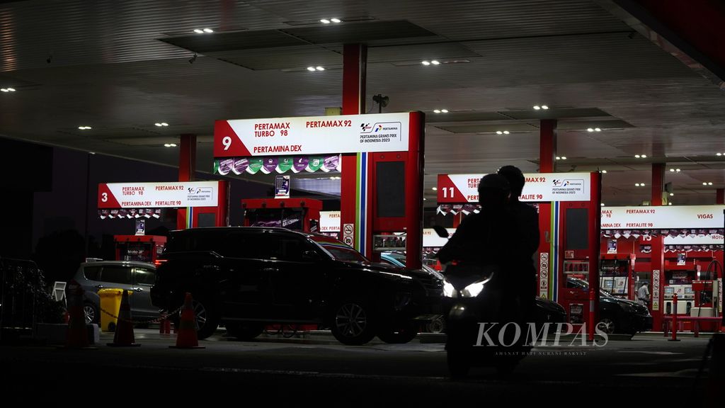 Suasana stasiun pengisian bahan bakar untuk umum (SPBU) di kawasan Tebet, Jakarta Selatan, Rabu (26/7/2023). PT Pertamina Patra Niaga resmi memperkenalkan Pertamax Green 95 sebagai produk baru bahan bakar kendaraan. Produk itu hasil pencampuran bensin dengan bioetanol 5 persen yang berbahan baku tetes tebu. 