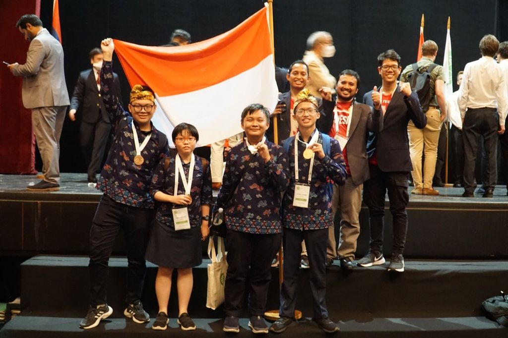  Tim Olimpiade Matematika Indonesia berhasil meraih 1 medali perak, 4 medali perunggu, dan 1 <i>honourable mention</i> di ajang International Mathematical Olympiad (IMO) ke-63 tahun 2022 di Oslo, Norwegia.