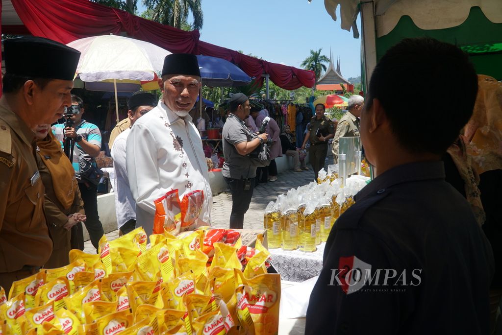 Gubernur Sumatera Barat (Sumbar) Mahyeldi (dua dari kiri) mengunjungi stan minyak goreng dalam Bazar Ramadhan yang diadakan Dinas Perindustrian dan Perdagangan Sumatera Barat (Sumbar) di pelataran parkir Kantor Gubernur Sumbar, Kota Padang, Sumbar, Selasa (11/4/2023). Bazar yang digelar pada 11-14 April ini diikuti 200 peserta yang menjual produk UMKM, pakaian, bahan pokok, dan sebagainya. Bazar diharapkan bisa menekan laju inflasi di Sumbar.