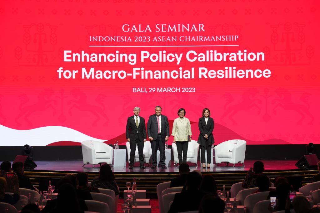 (From left to right) Governor of the Central Bank of the Philippines Felipe M Medalla, Governor of Bank Indonesia Perry Warjiyo, and Indonesian Minister of Finance Sri Mulyani Indrawati were the speakers at the 2023 ASEAN Indonesia Chairmanship Gala Seminar entitled "Increasing Policy Calibration for Macrofinancial Resilience" on Wednesday ( 29/3/2023).