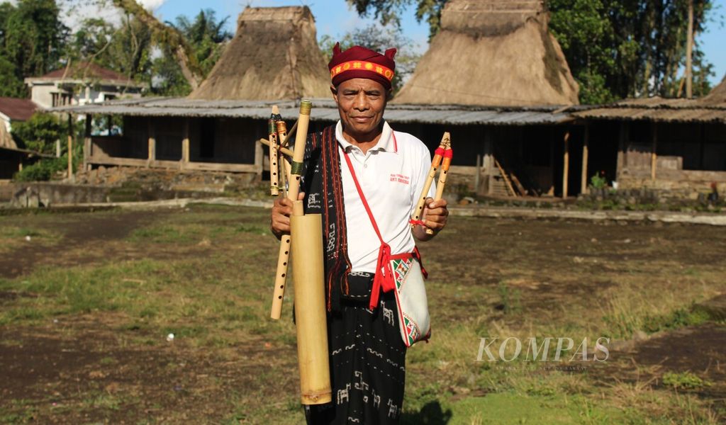 Marselus Selu (64) menunjukkan alat musik tradisional Ngada yang terbuat dari bambu di Kampung Adat Wogo, Desa Ratogesa, Kecamatan Golewa, Kabupaten Ngada, Nusa Tenggara Timur, Rabu (22/6/2022).