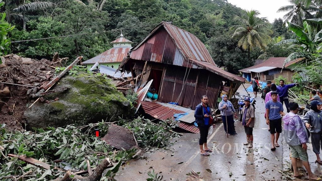 Sebuah rumah tergusur material longsoran dari Bukit Bulu Pattiroang di Dusun Pattiro, Desa Pallattikang, Kecamatan Manuju, Kabupaten Gowa. Di dusun ini, masih ada 21 warga yang tertimbun.