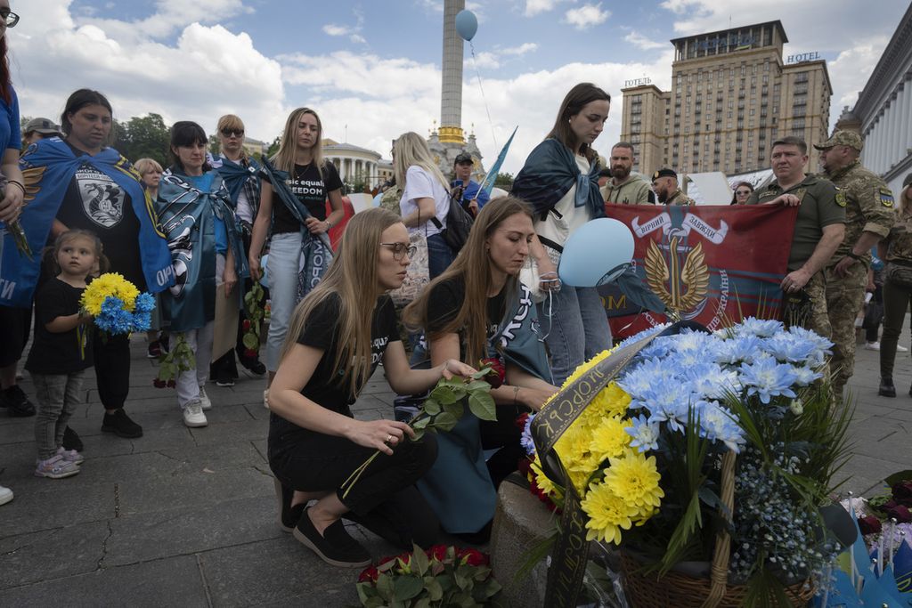 Veterans and citizens laid flower wreaths to commemorate Ukrainian soldiers who died in the war against Russia in Kyiv, Ukraine on May 23, 2024.