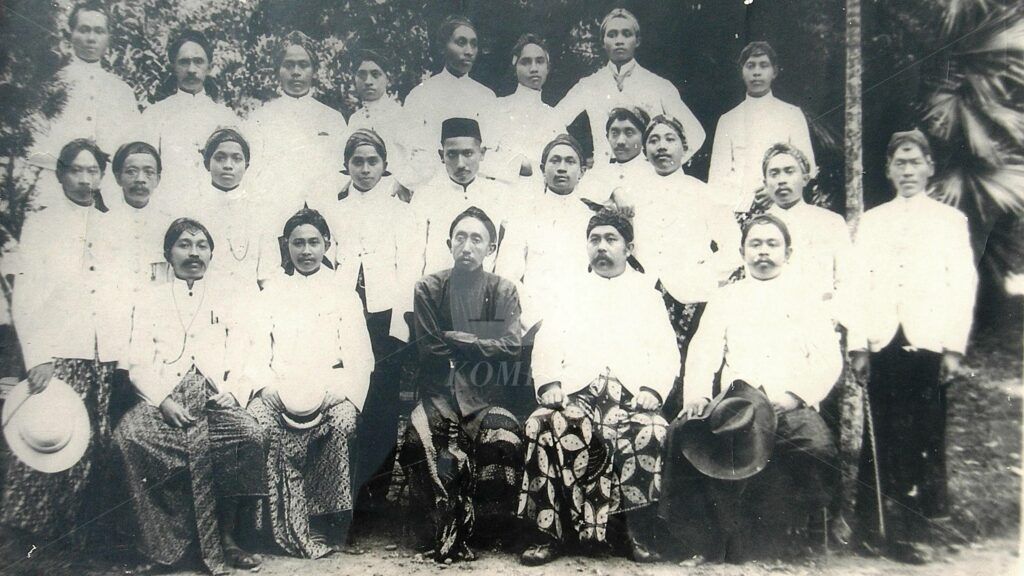 Foto bersama Golongan Tua dan Golongan Muda Pengurus Besar Kongres I Boedi Oetomo dan Pelajar Stovia pendiri Boedi Oetomo. Duduk dari kiri ke kanan 1. Tirtokoesoemo (Bupati Karanganyar), 2. Dwidjosewojo (Guru Kweekschool Yogyakarta), 3. Wahidin Soedirohoesodo (Dokter Pensiunan dari Yogyakarta), 5 Pangeran Notodirojo. Berdiri di depan R. Soetomo (STOVIA Weltevreden) ( Enam dari kiri). Berdiri di belakang Mohammad Soelaiman (tiga dari kiri), Gunawan Mangunkusumo (empat dari kiri), Moehammad Saleh (lima dari kiri), Rm Goembrek (enam dari kiri), dan Gondo Soewarno (tujuh dari kiri)