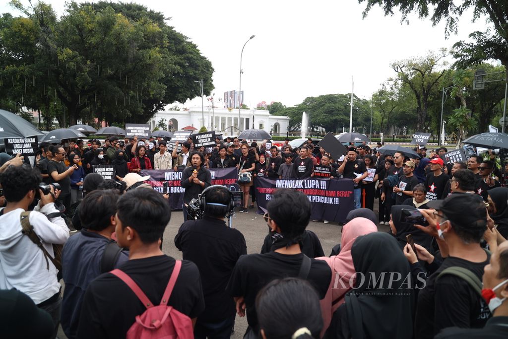 Para aktivis dan masyarakat peduli pelanggaran hak asasi manusia serta Koalisi Masyarakat Sipil berkumpul dalam Aksi Kamisan ke-804 di seberang Istana Merdeka, Jakarta, Kamis (1/2/2024).