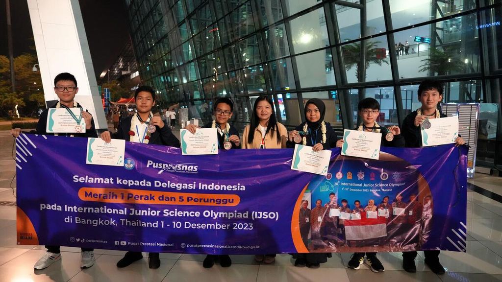 Pelajar SMP Indonesia yang mengikuti International Junior Science Olympiad (IJSO) ke-20 tahun 2023 di Bangkok, Thailand, berhasil mempersembahkan satu perak dan lima perunggu. Tahun ini IJSO diikuti 304 peserta dari 54 negara. 