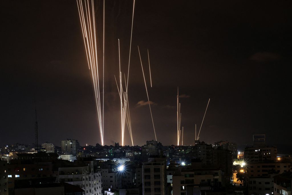  Pemandangan roket-roket yang ditembakkan gerilyawan Hamas dari Gaza ke Israel, Sabtu, 7 Oktober 2023. 