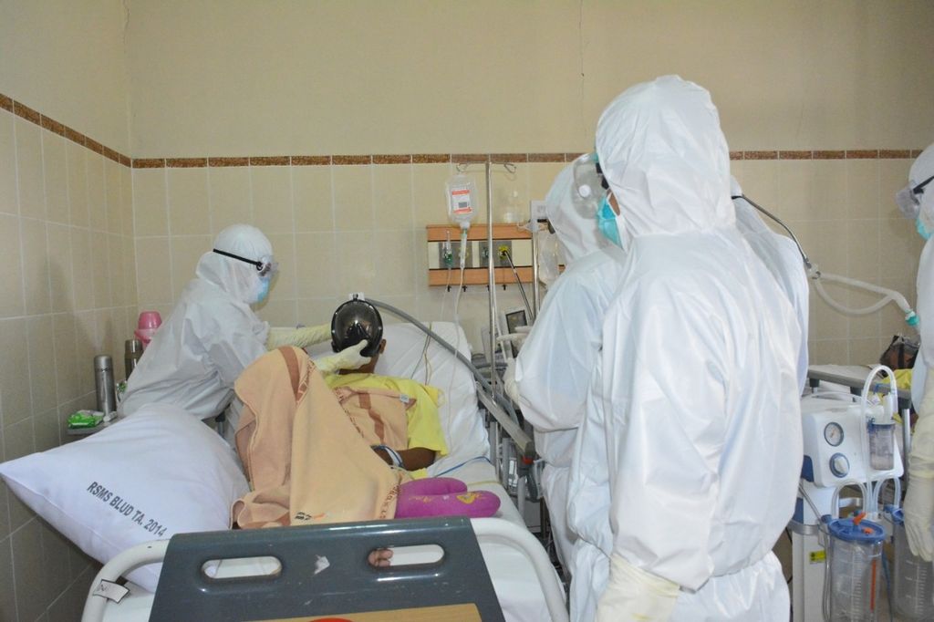 Bupati Banyumas Achmad Husein didampingi dokter dan tenaga kesehatan berkunjung ke RSUD Margono Purwokerto untuk menyemangati pasien dan para dokter dalam menghadapi Covid-19,  akhir Juni 2021. 