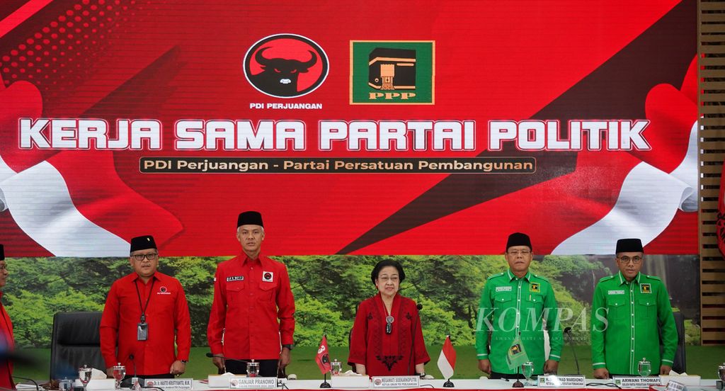 Ketua Umum PDI-P Megawati Soekarnoputri (tengah) didampingi Sekjen PDI-P Hasto Kristiyanto (kiri) dan bakal calon presiden yang diusung PDI-P, Ganjar Pranowo (kedua dari kiri), menerima kunjungan Pelaksana Tugas Ketua Umum PPP Muhammad Mardiono (kedua dari kanan) dan Sekjen PPP Arwani Thomafi di kantor DPP PDI-P, Jakarta, Minggu (30/4/2023). 