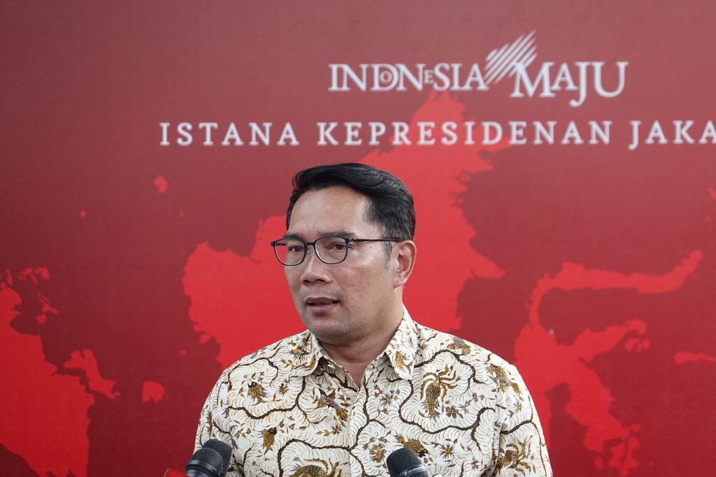 Kurator IKN, Ridwan Kamil, memberikan keterangan pers seusai rapat internal yang dipimpin Presiden Joko Widodo di Istana Kepresidenan Jakarta, Selasa (12/12/2023).