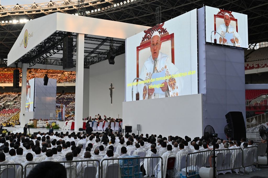 Paus Fransiskus menyampaikan homili dalam misa akbar di Stadion Utama Gelora Bung Karno, Jakarta, Kamis (5/9/2024). Misa akbar yang diikuti lebih dari 86.000 umat Katolik dari berbagai kota dan wilayah di Indonesia tersebut merupakan rangkaian perjalanan apostolik Paus Fransiskus di Indonesia.