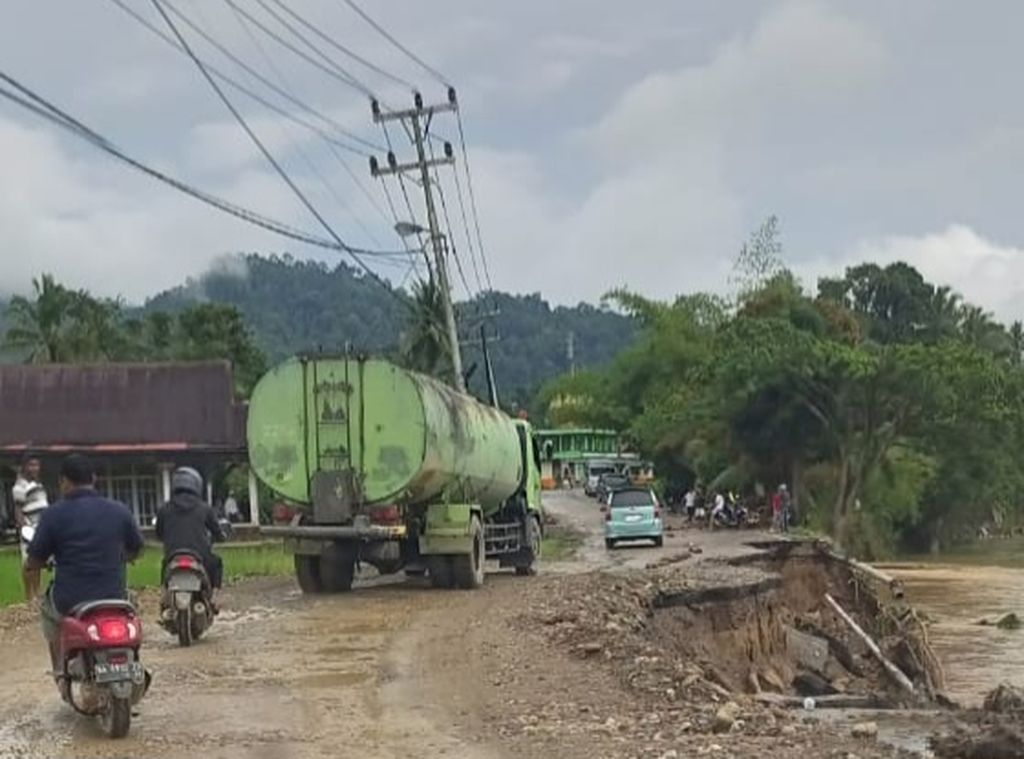 Kondisi jalan ambles akibat banjir di Pesisir Selatan, Sumatera Barat, Jumat (8/3/2024).