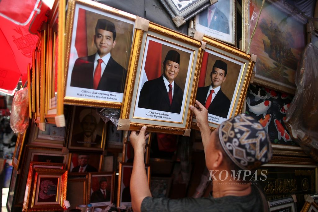 Pedagang menjajakan foto presiden dan wakil presiden terpilih 2024-2029, Prabowo Subianto dan Gibran Rakabuming Raka, di kawasan Pasar Baru, Jakarta Pusat, Selasa (23/4/2024). 