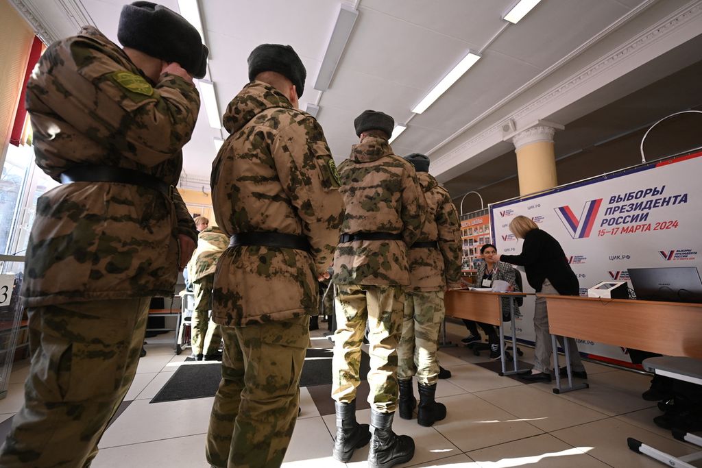 Anggota militer mendaftar untuk memilih dalam pemilihan presiden Rusia di Moskwa, Jumat (15/3/2024). Para pengamat pesimistis pemilu Rusia akan berlangsung bebas dan adil karena proses pemantauan independen sangat dibatasi. 